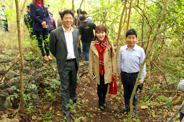 右一：周金星教授，中：张卫董事长